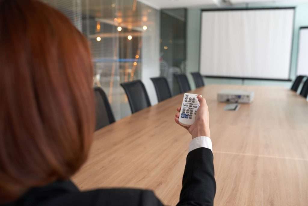 Rendi la tua meet room intelligente, innovativa e personalizzata secondo le tue esigenze. Uno spazio dove lavorare in presenza e da remoto.